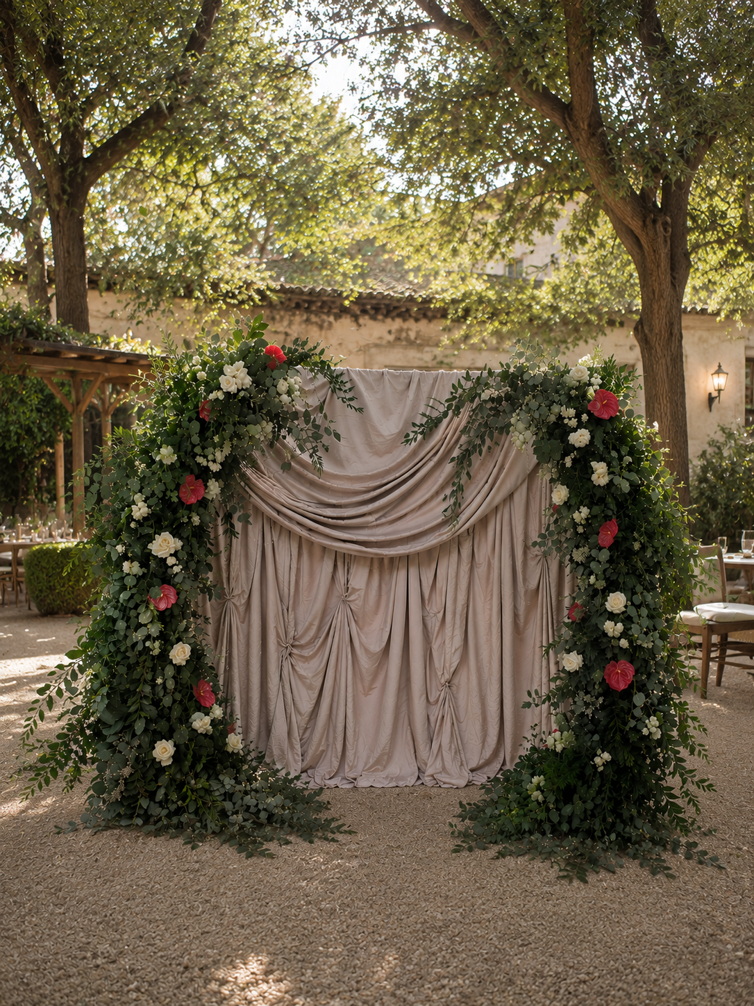 Altar de ceremonia decorado con flores