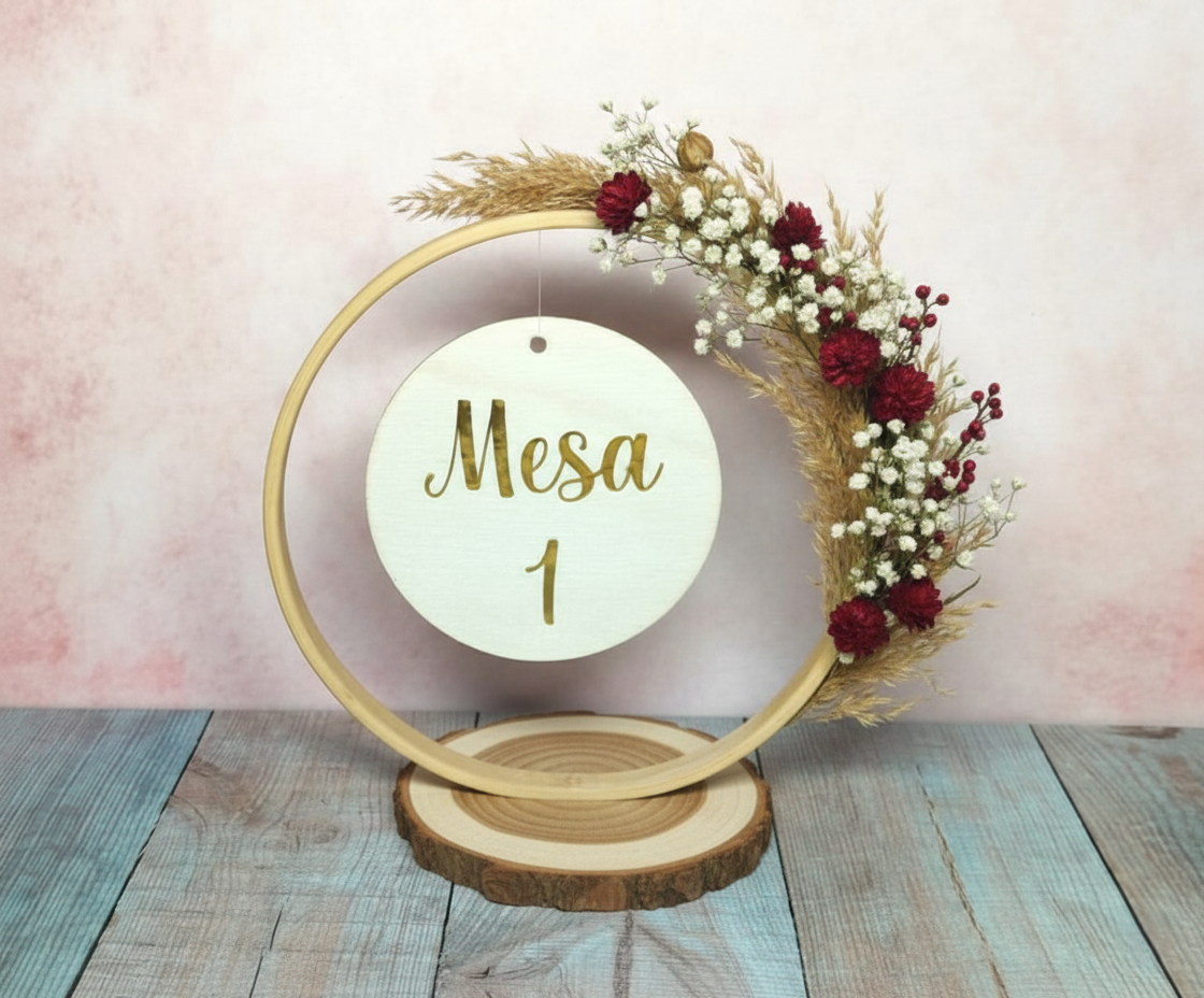 Marcamesas de madera con flores preservadas