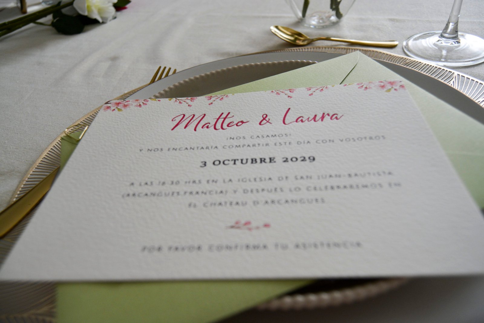 Invitación de boda elegante en sobre verde empolvado