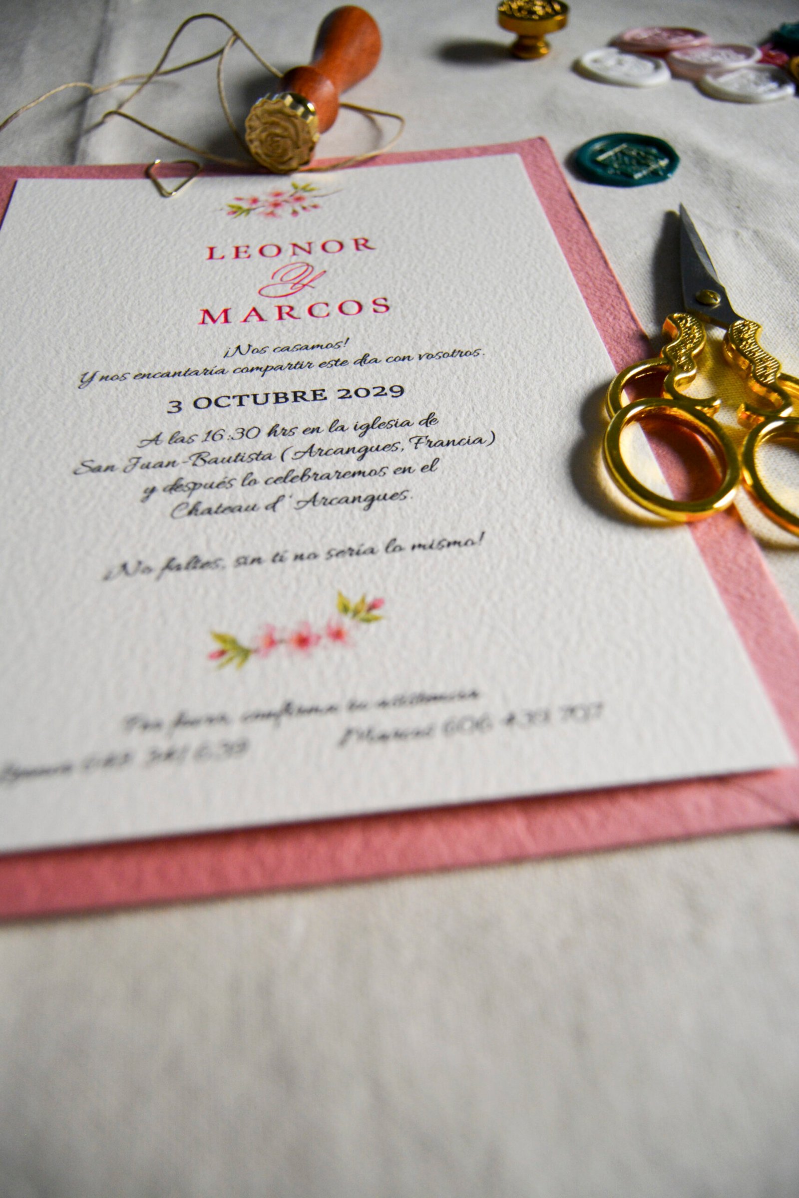Invitación de boda floral en sobre rosa artesanal