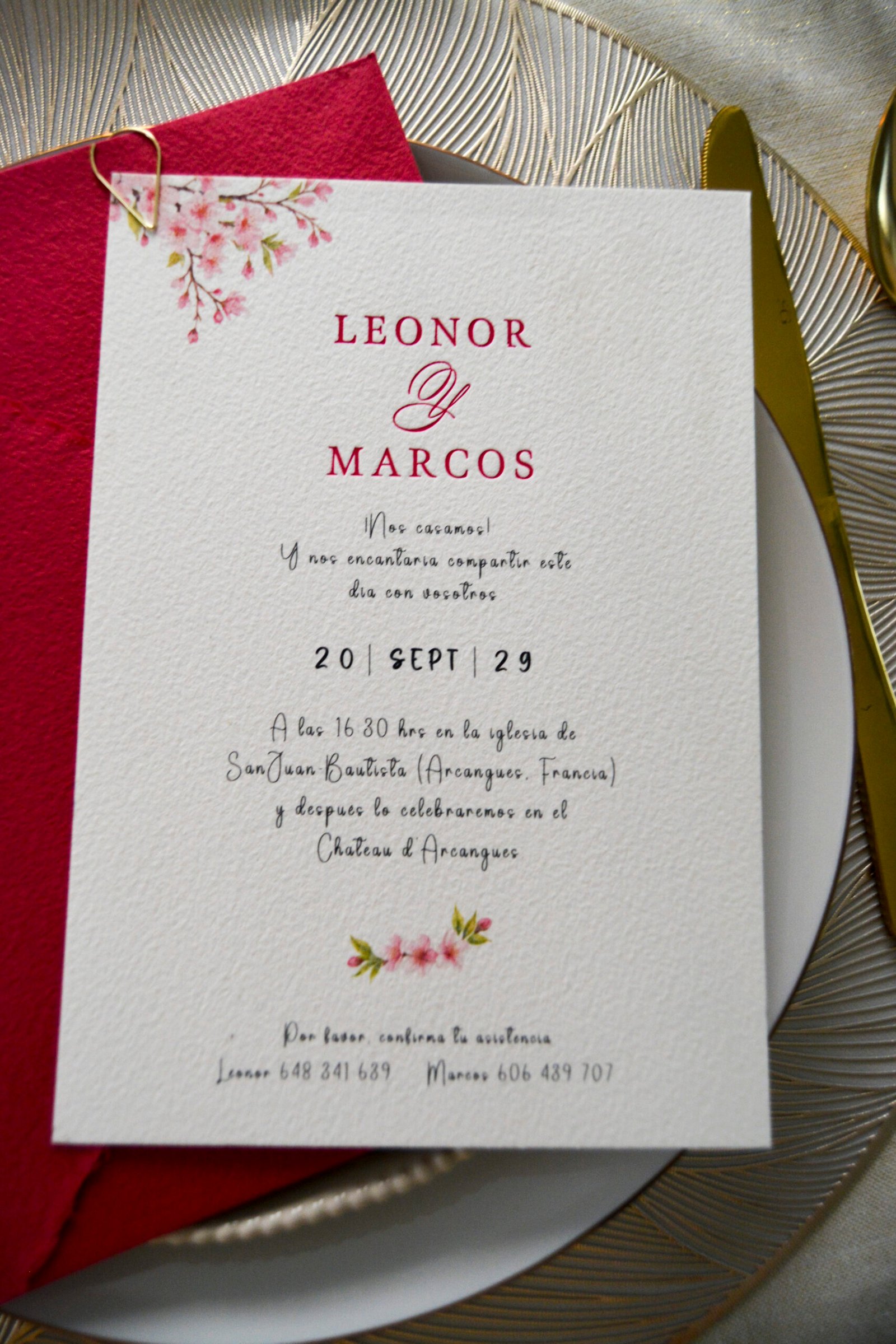Invitación de boda con papel de textura en sobre rosa