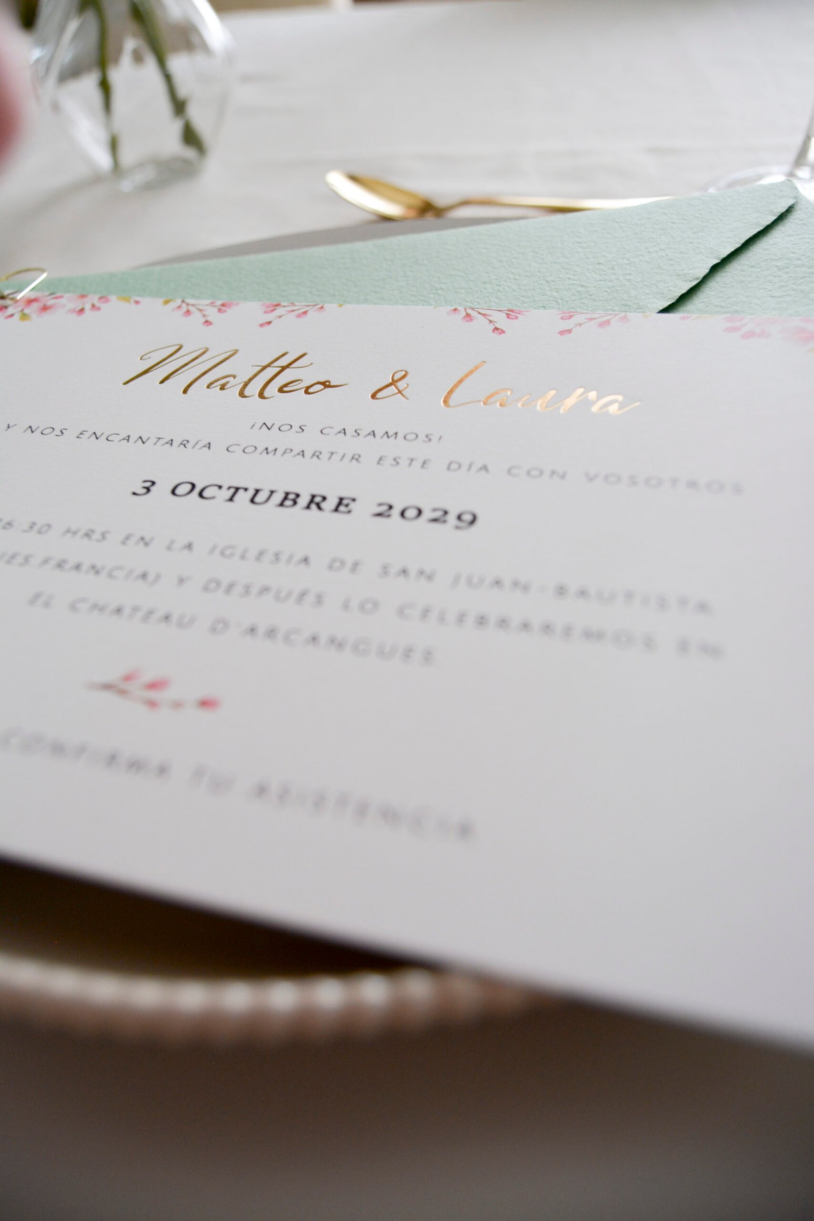 Invitaciones de boda con stamping dorado brillante