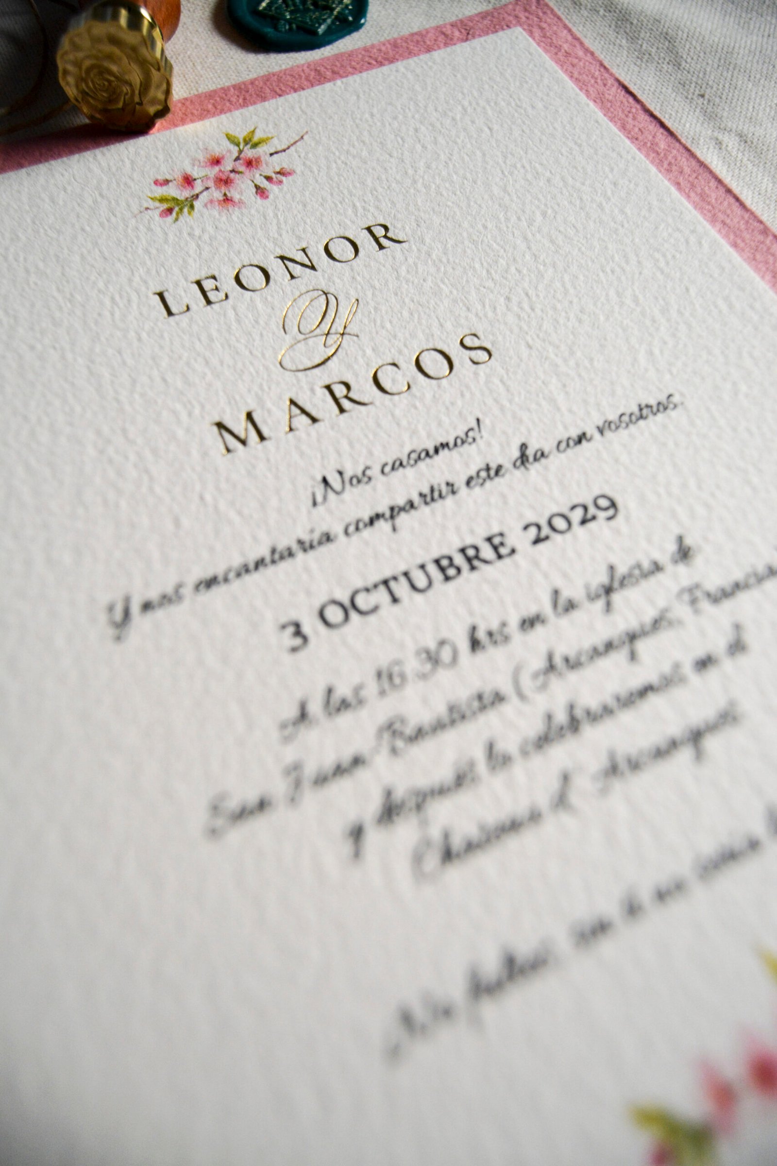 Papelería de boda artesanal con stamping en oro, rosa y flores