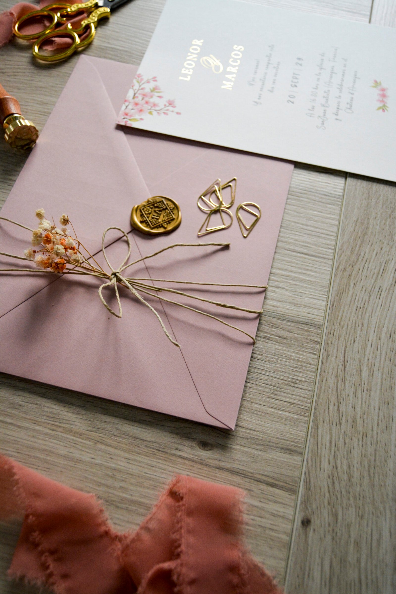 Papelería de boda artesanal con stamping en oro y rosa
