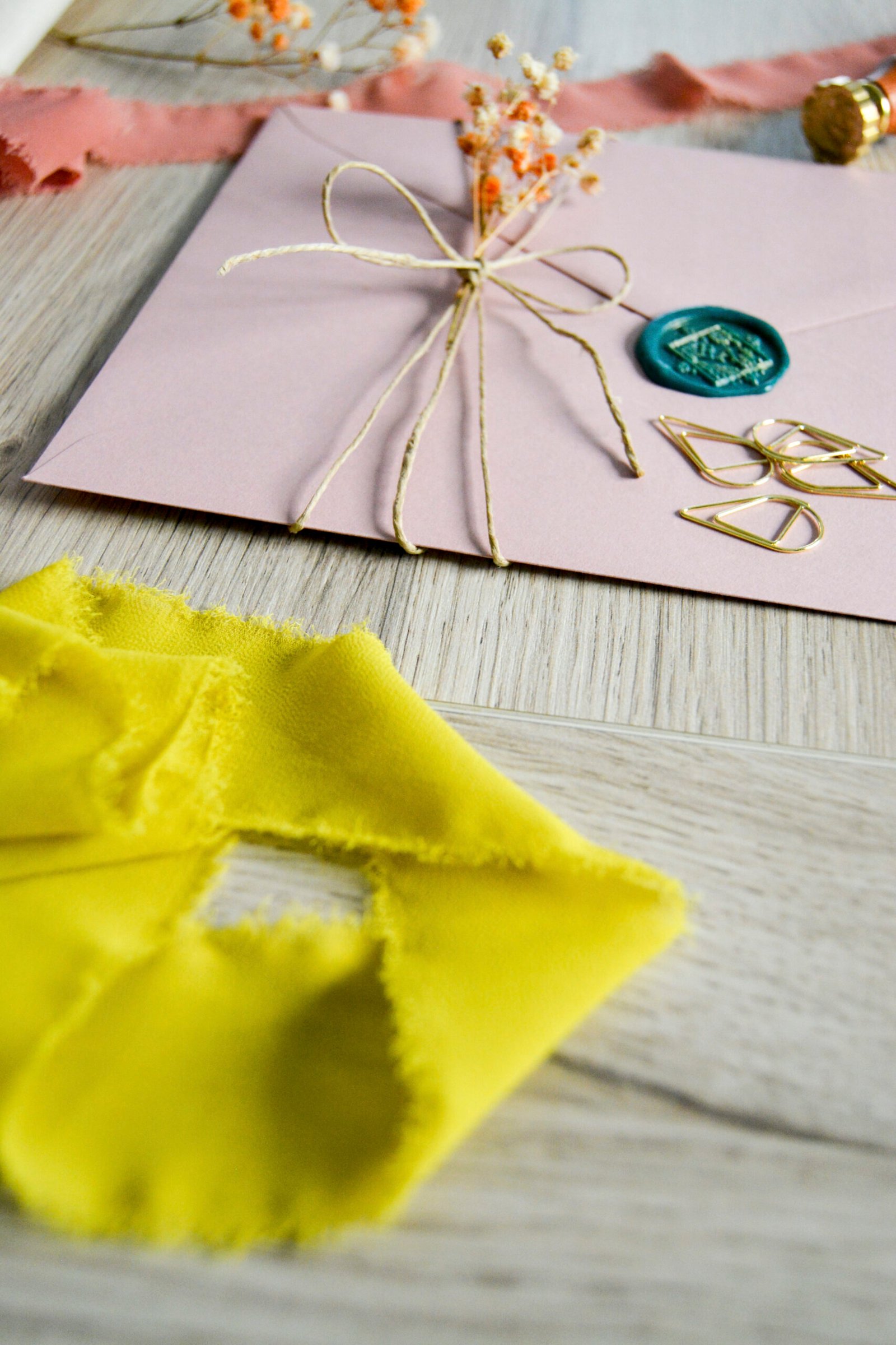 Sobre de boda en rosa con lacre, cuerda y detalle verde