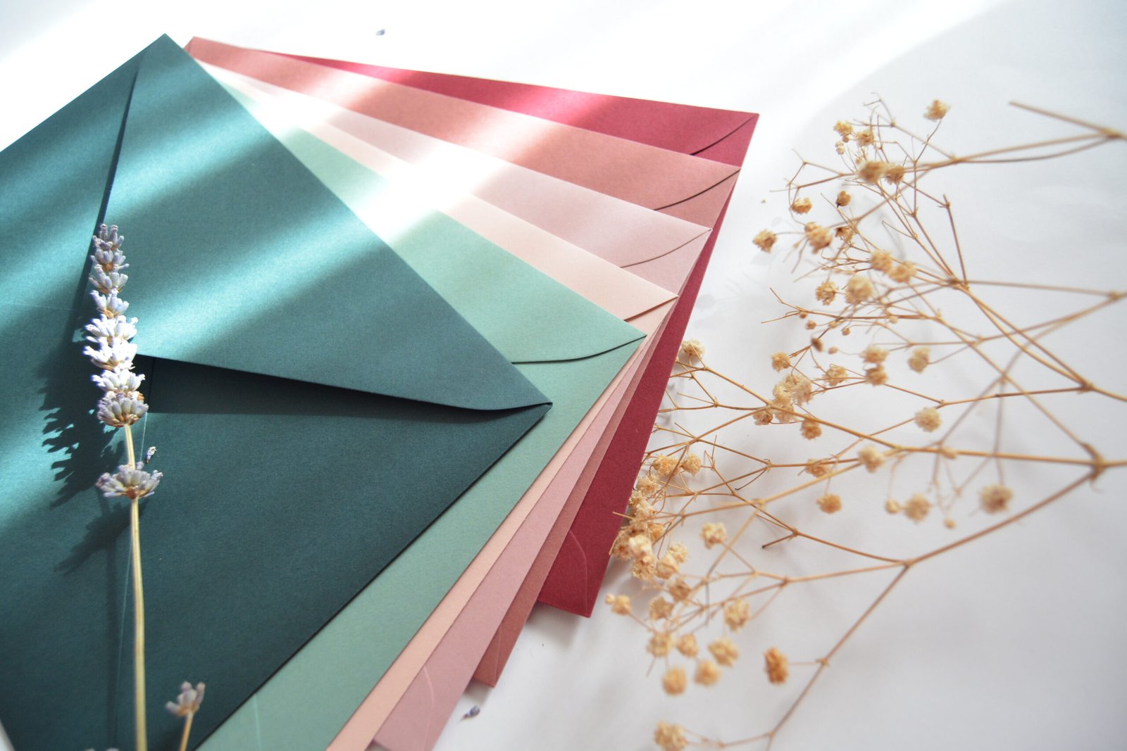 Sobres artesanales de boda en rosa y verde