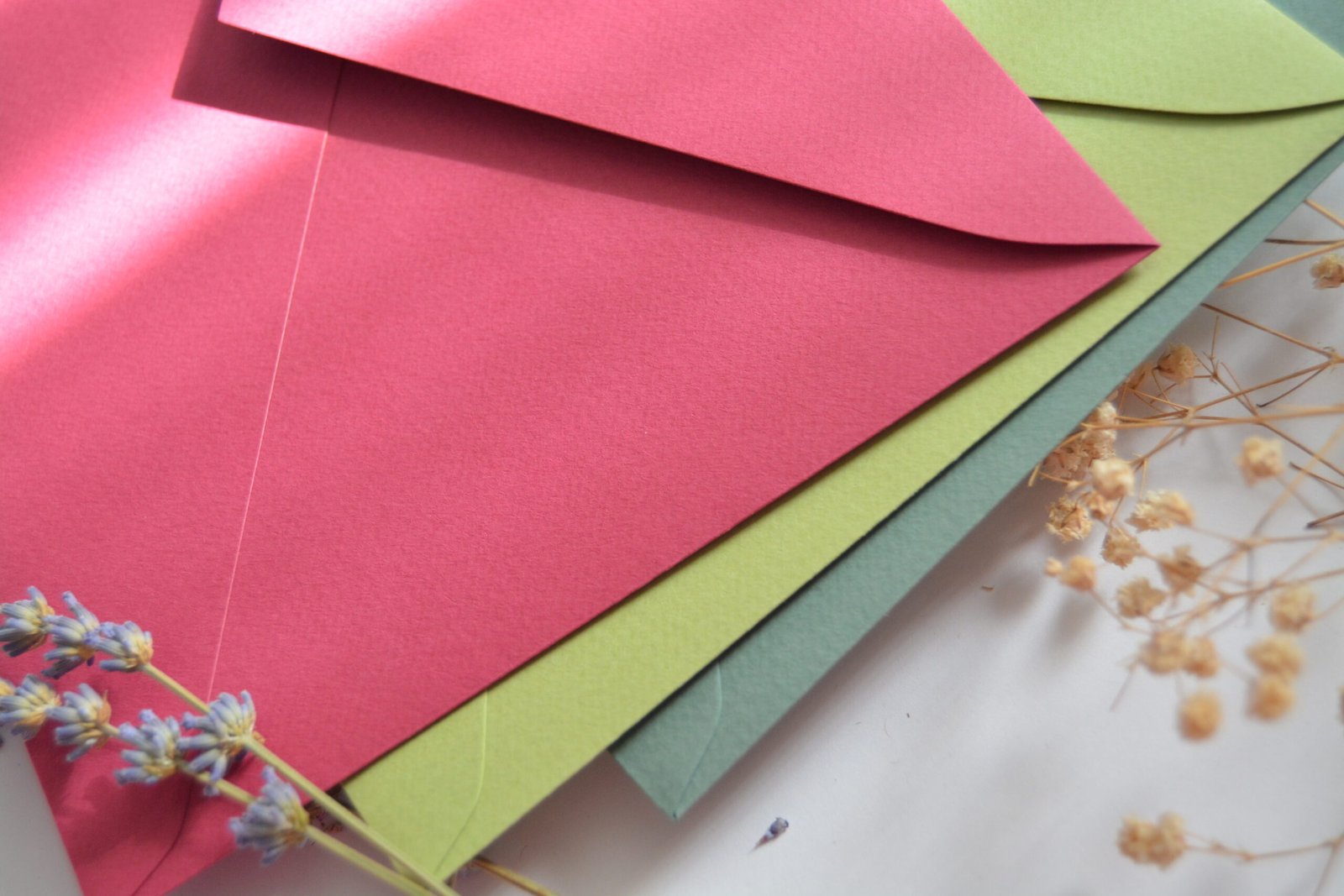 Papelería de boda gofrada en tonos rosa, verde y pistacho