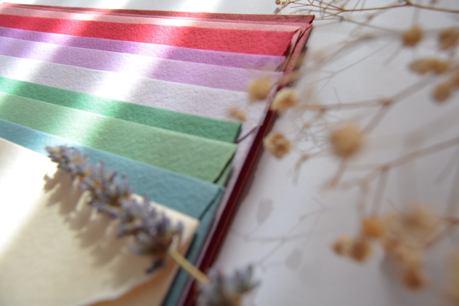 Gama de sobres de invitación en varios colores elegantes